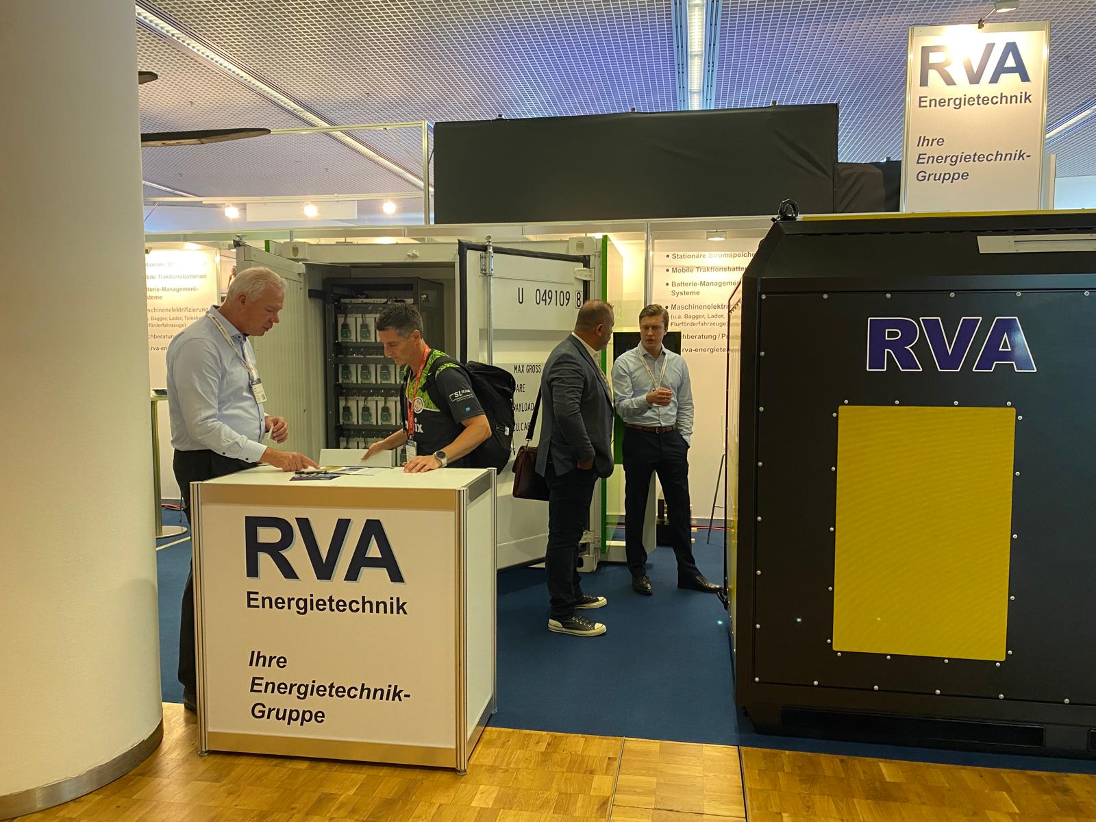 RVA-Messestand im Gespräch mit Fachbesuchern auf der The smarter E Europe 2025