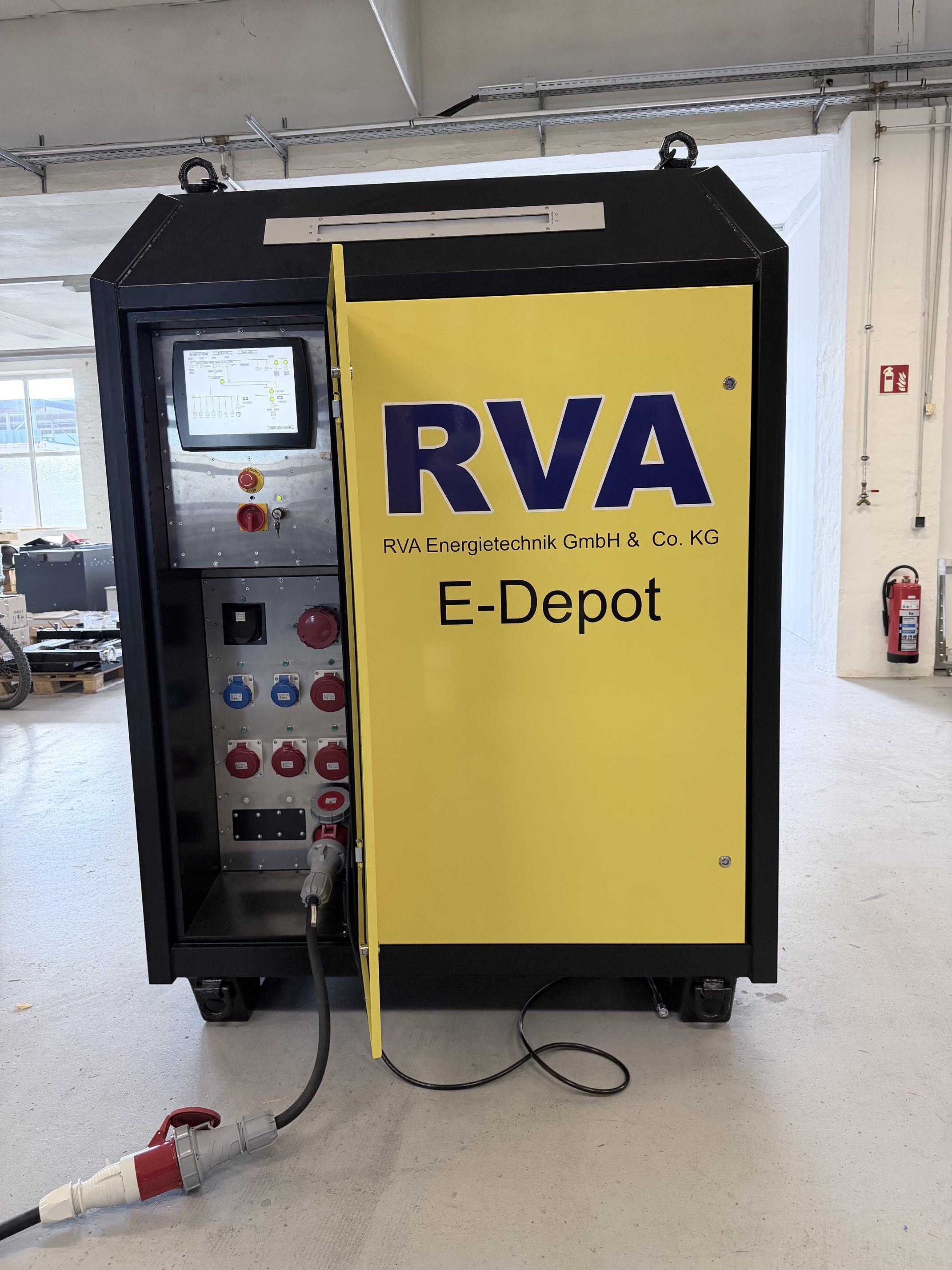 Geöffnetes Stromanschlussfeld des E-DEPOT mobil mit Industriedisplay