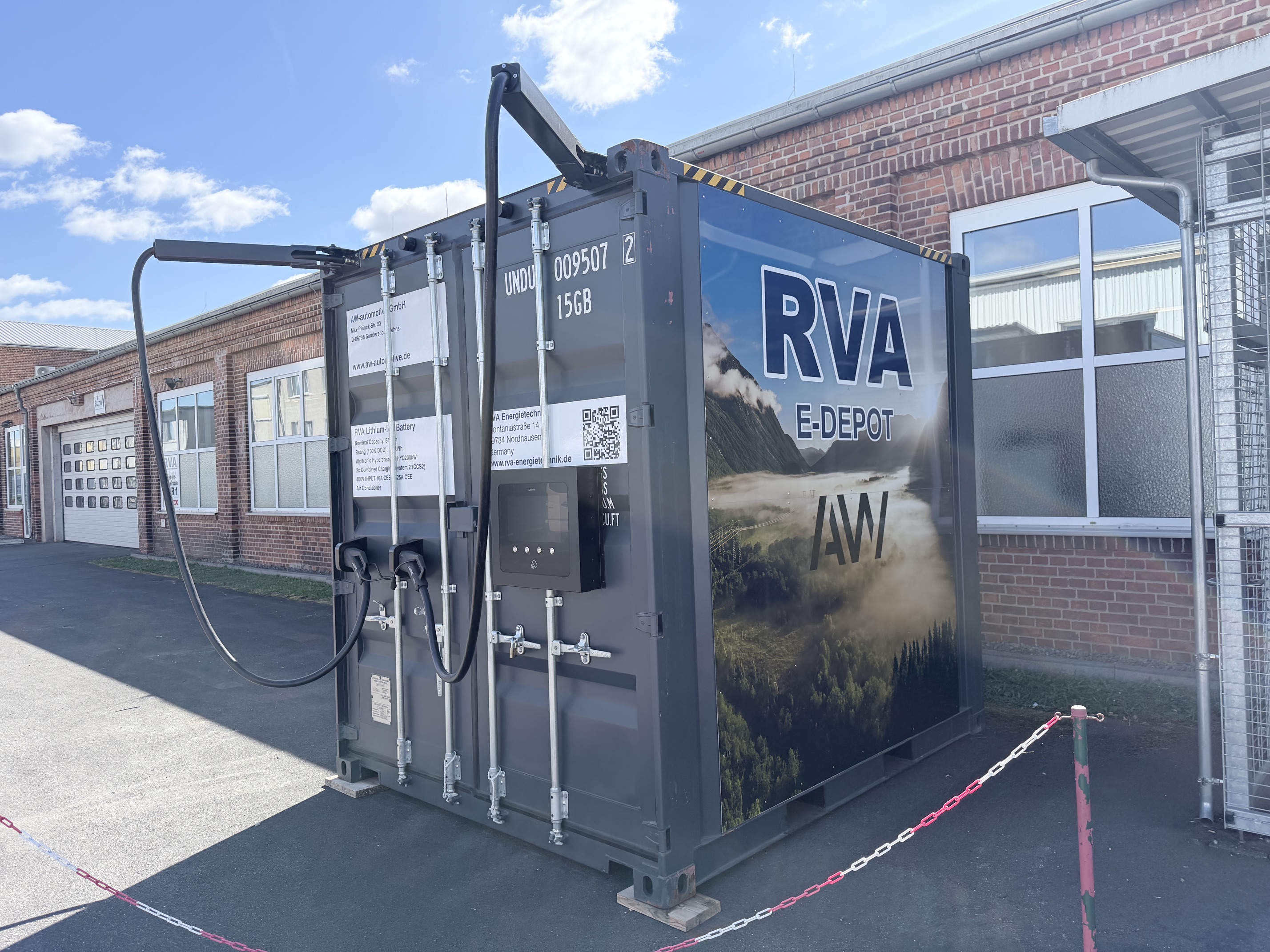 High Power Charging Cube am Einsatzort, Ansicht mit Ladekabeln