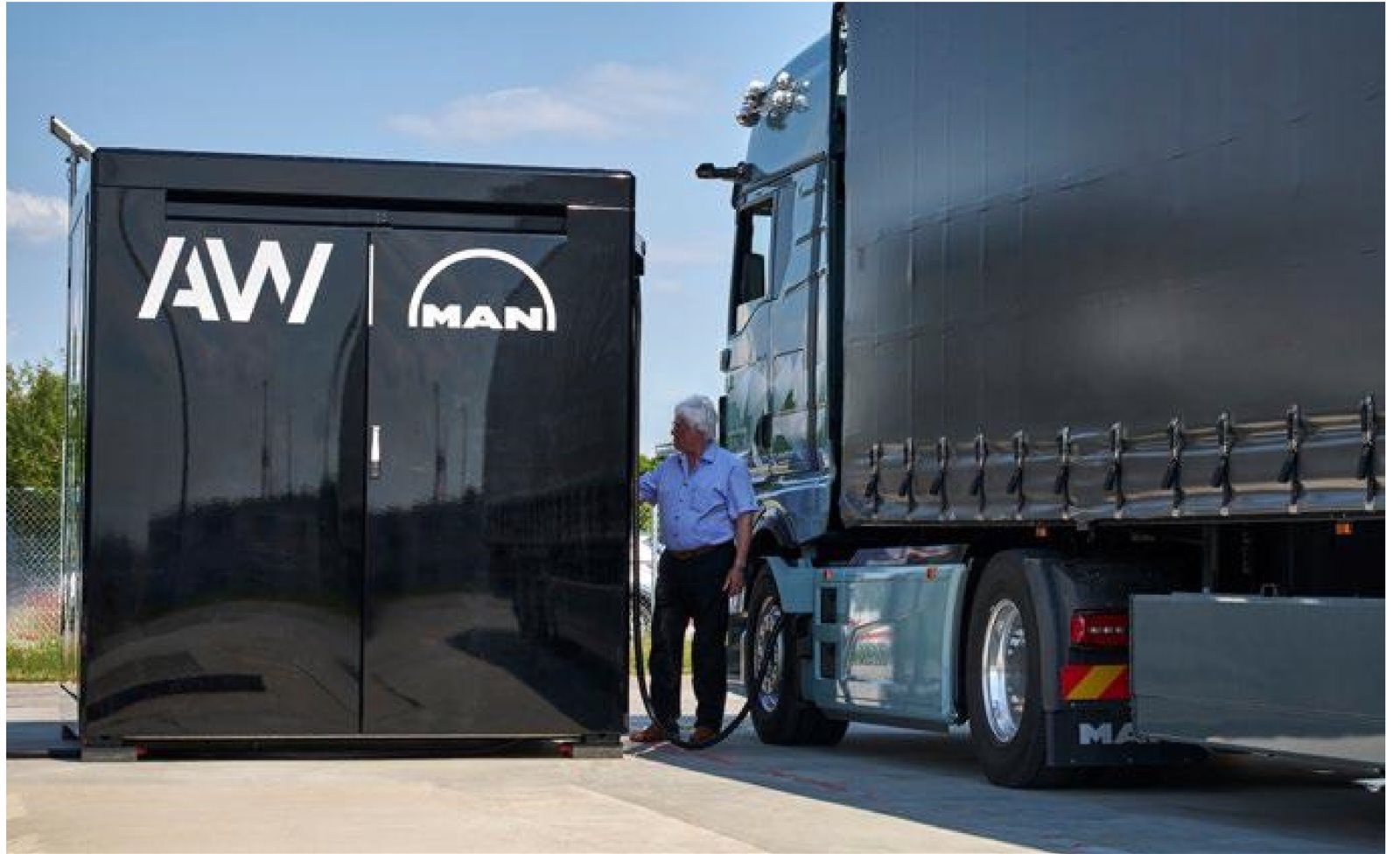 High Power Charging Cube beim Laden eines MAN Lkw